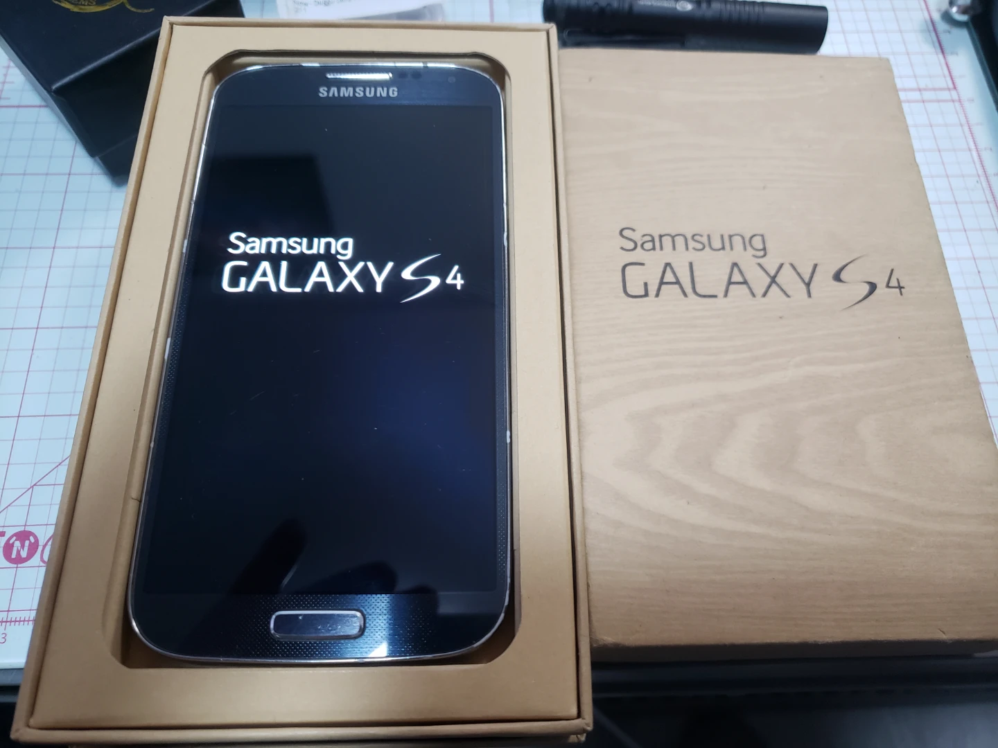 Samsung galaxy S4 smartphone. - photo 2