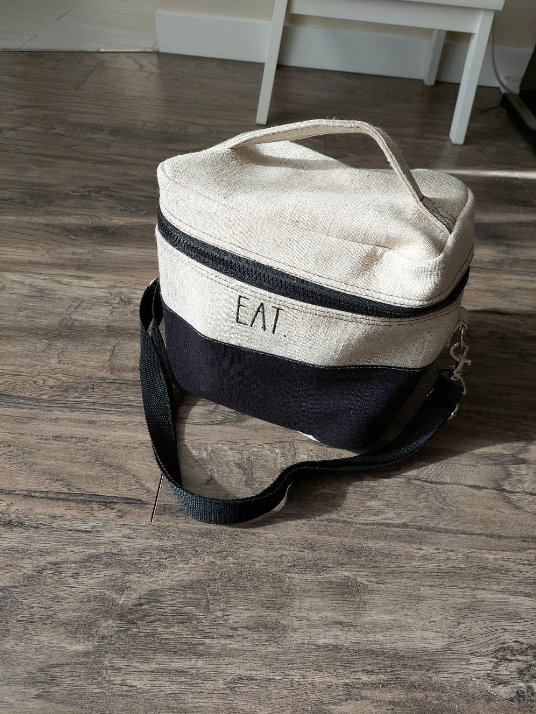 Insulated Lunch Bag with "EAT" Embroidery - photo 2