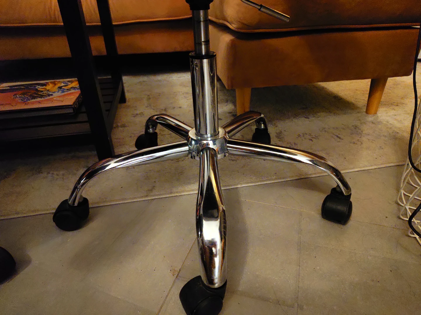 White Faux Leather Swivel Office Chair - photo 4