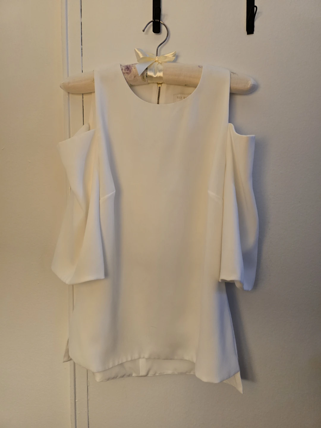 Ted Baker London White Cold Shoulder Top Size 2