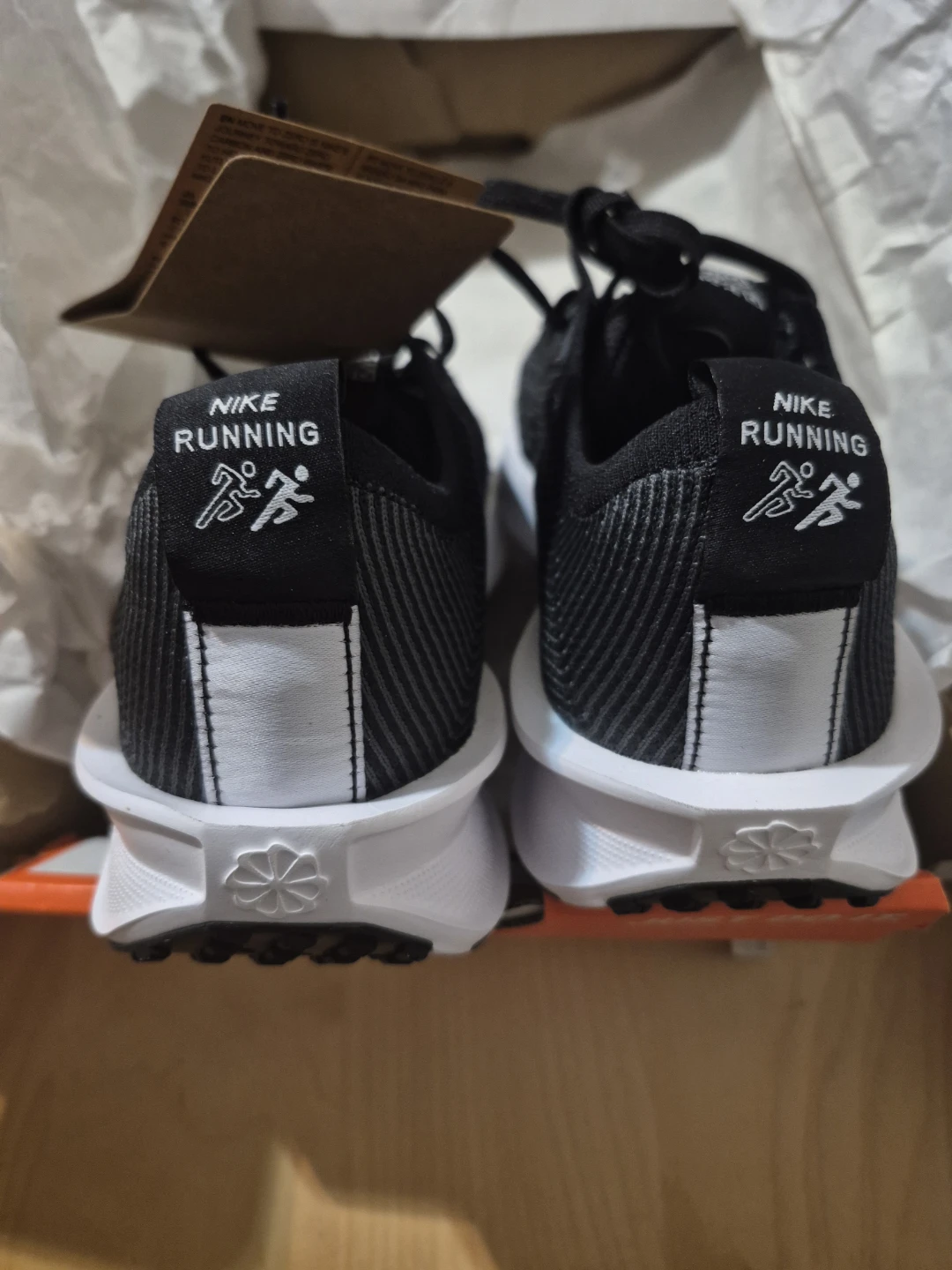 BNIB)Nike Size 7 Interact Run Women's Running Shoes Black/White - photo 3
