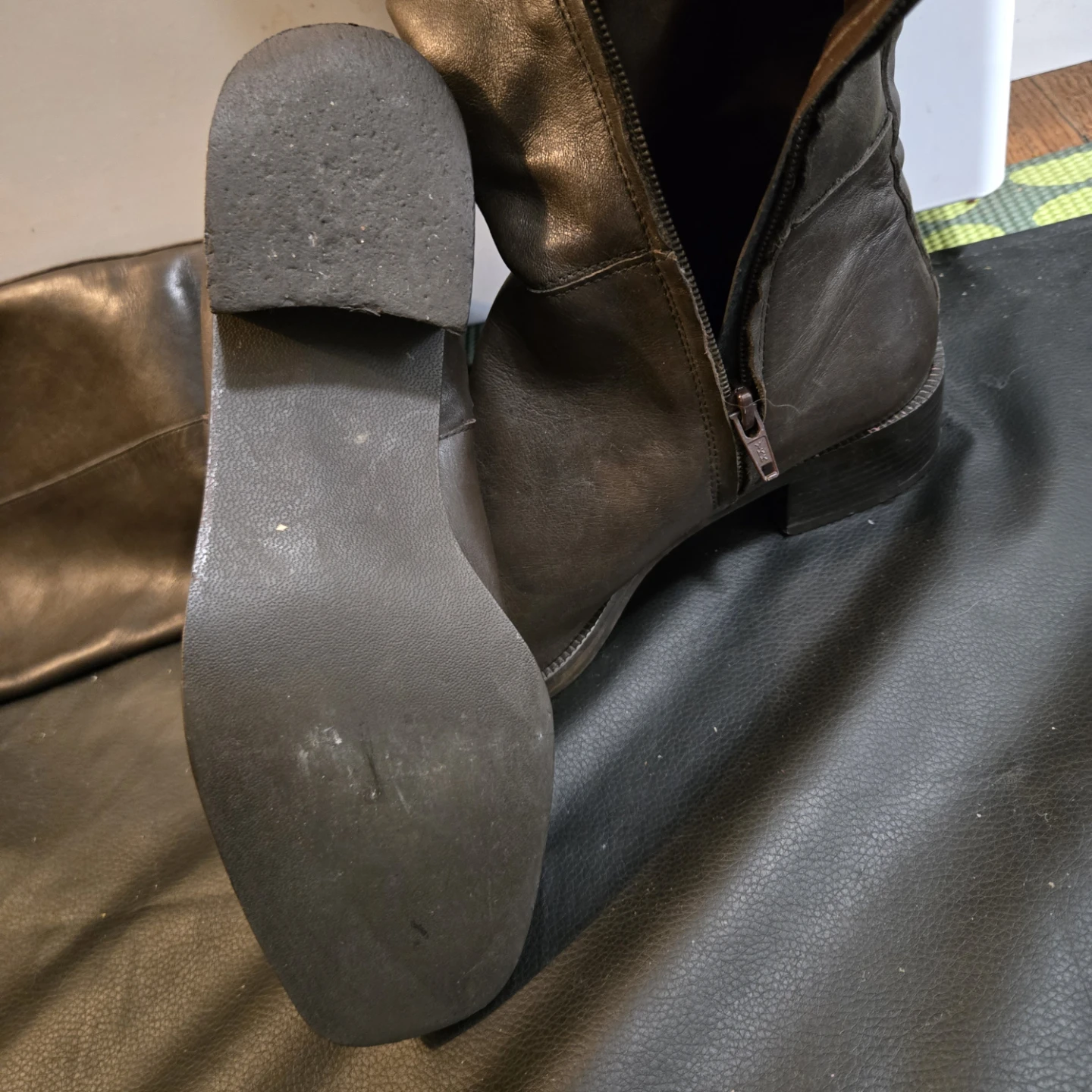 * FREE * Dark Brown Leather Knee-High Boots SIZE 6 1/2 - photo 2