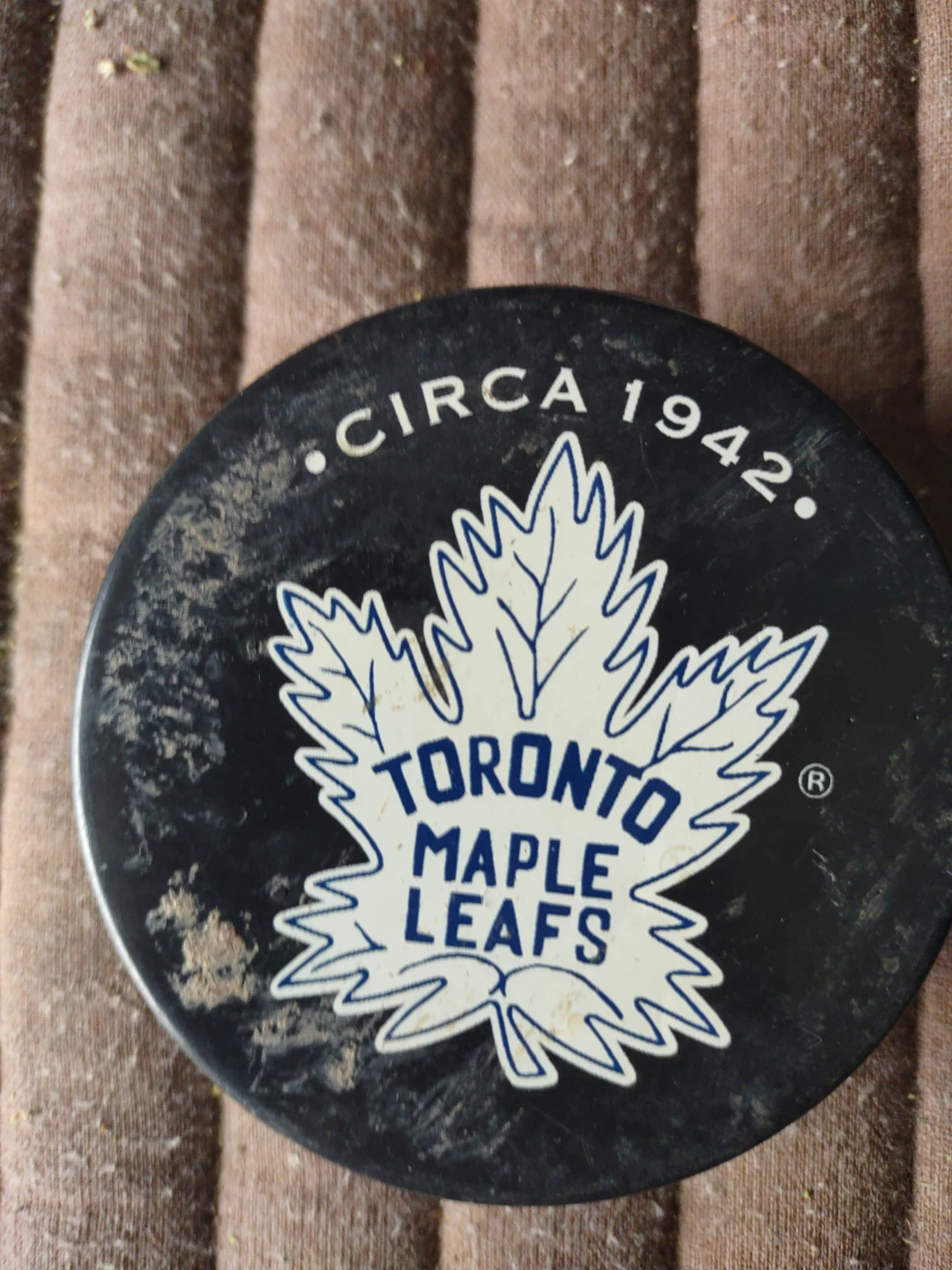 Toronto Maple Leafs & Hockey Hall of Fame Commemorative Puck - photo 2