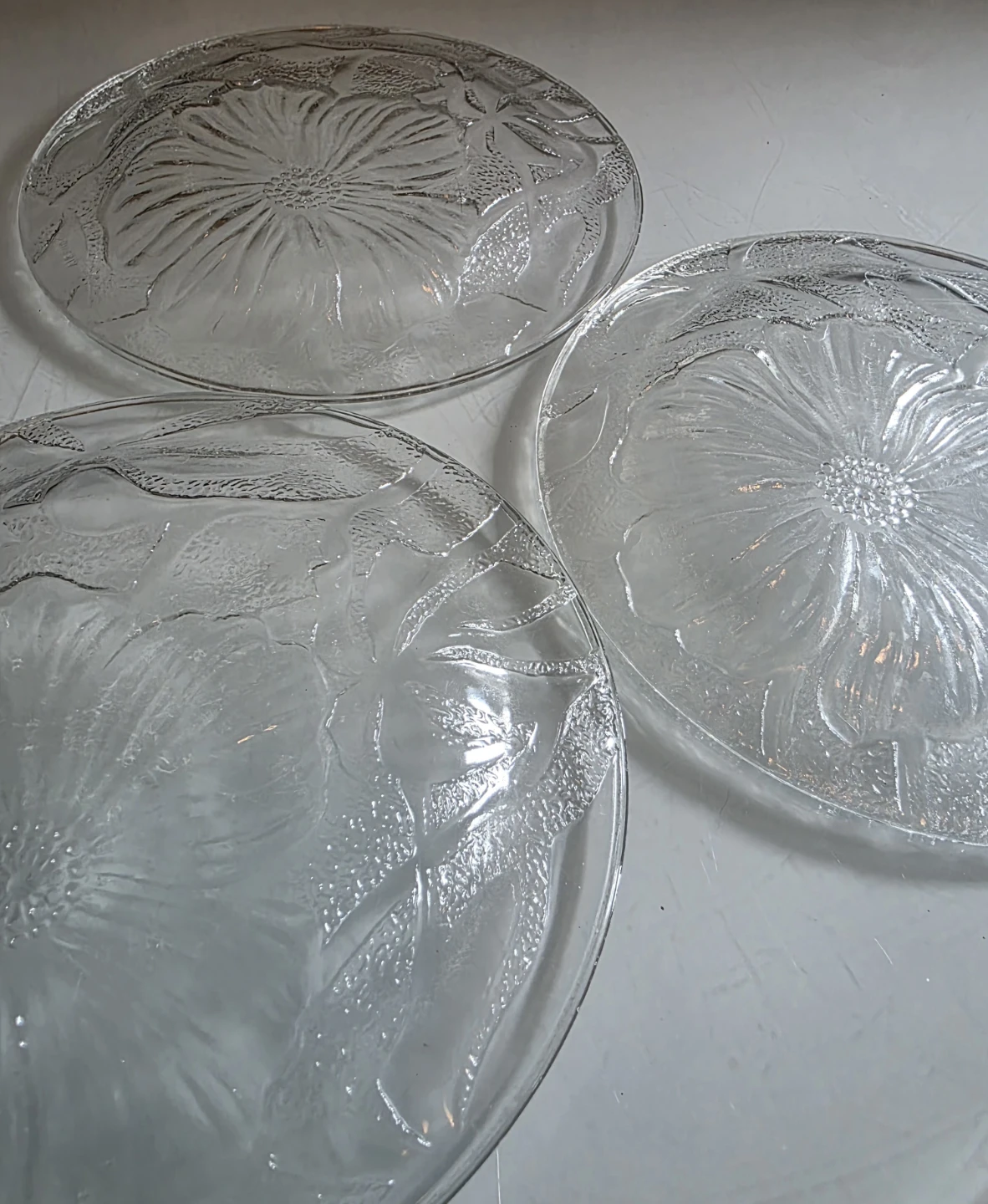 3 Vintage KIG Indonesia Clear Glass Hibiscus Blossom Plates - photo 3