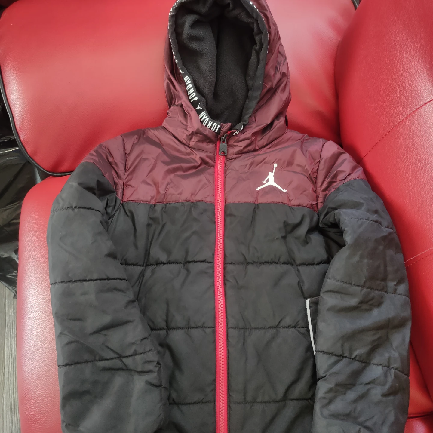 MOS: Jordan Puffer Jacket Burgundy/Black Size 6-7Years - photo 2