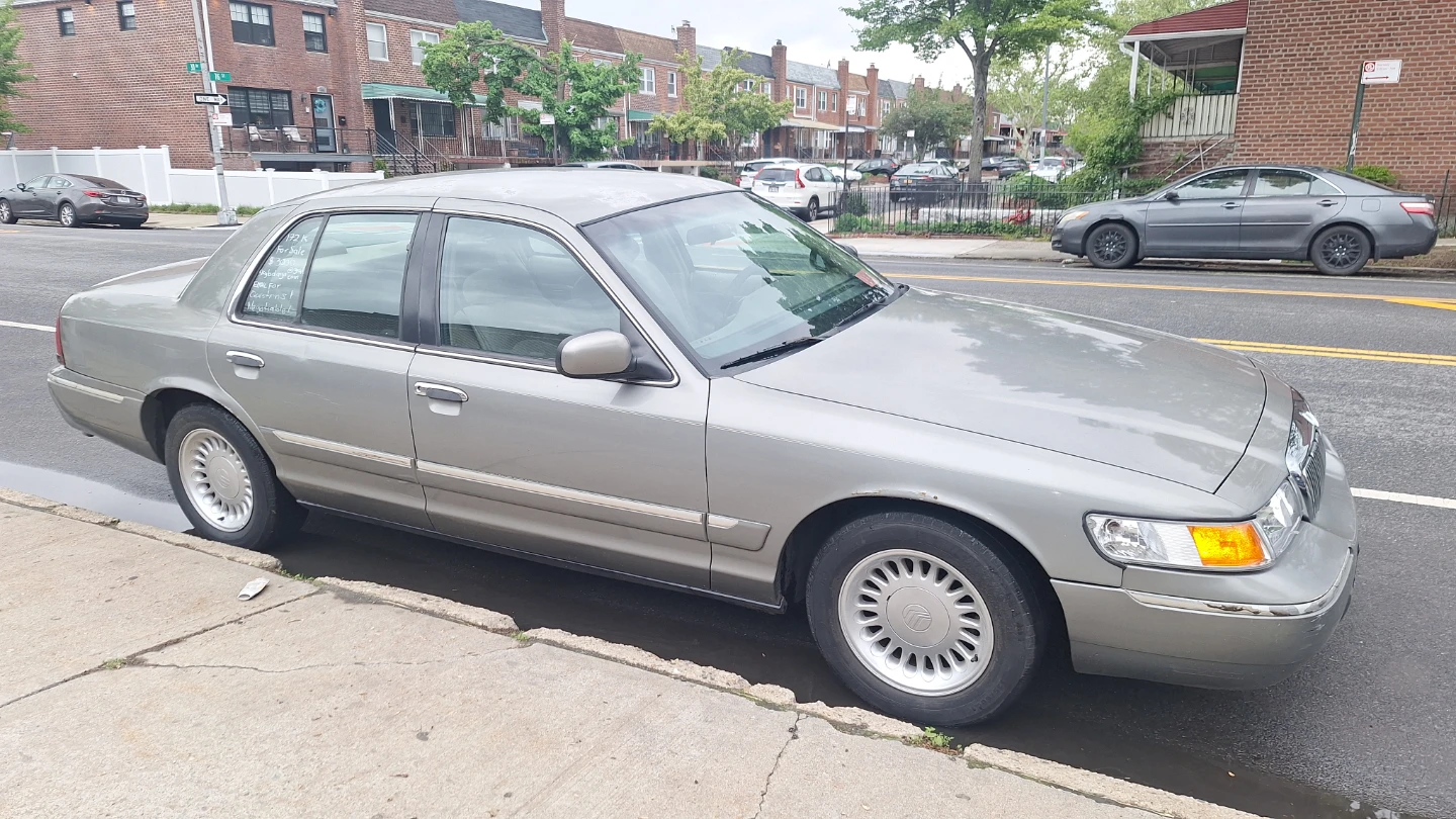 1999 Mercury Grand Marquis GS Sedan V8 - photo 2