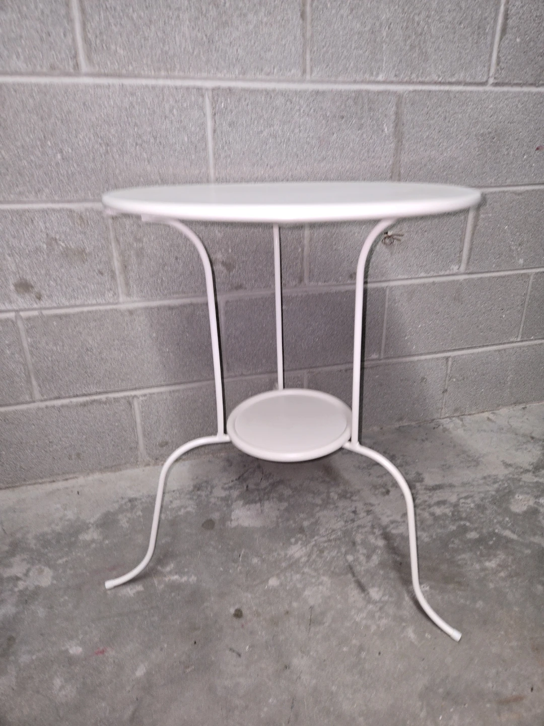 White Round Metal Side Table - photo 3