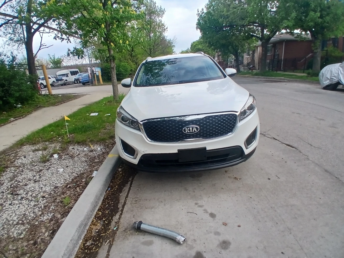 White Kia Sorento SUV - photo 2