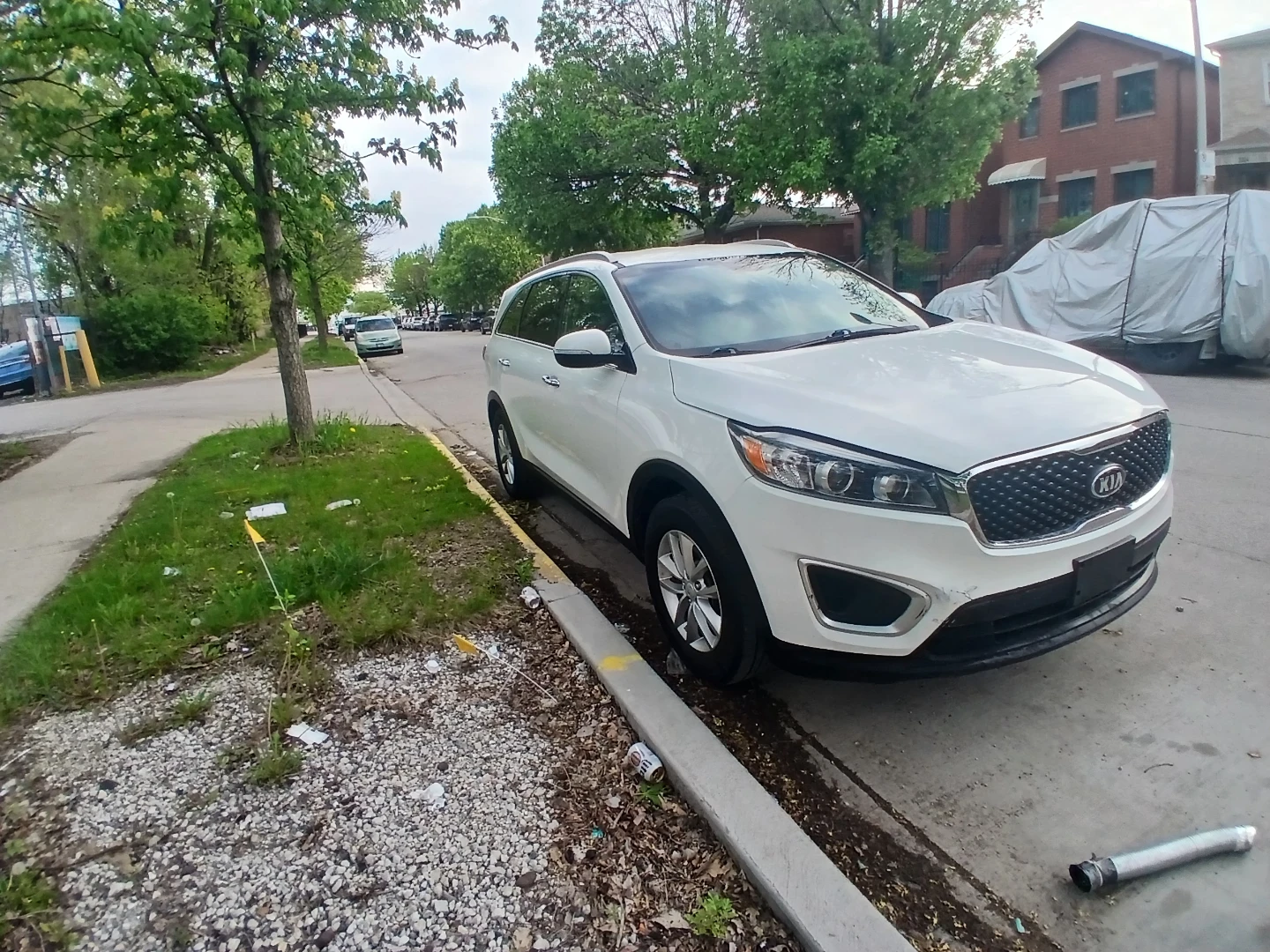 White Kia Sorento SUV - photo 3