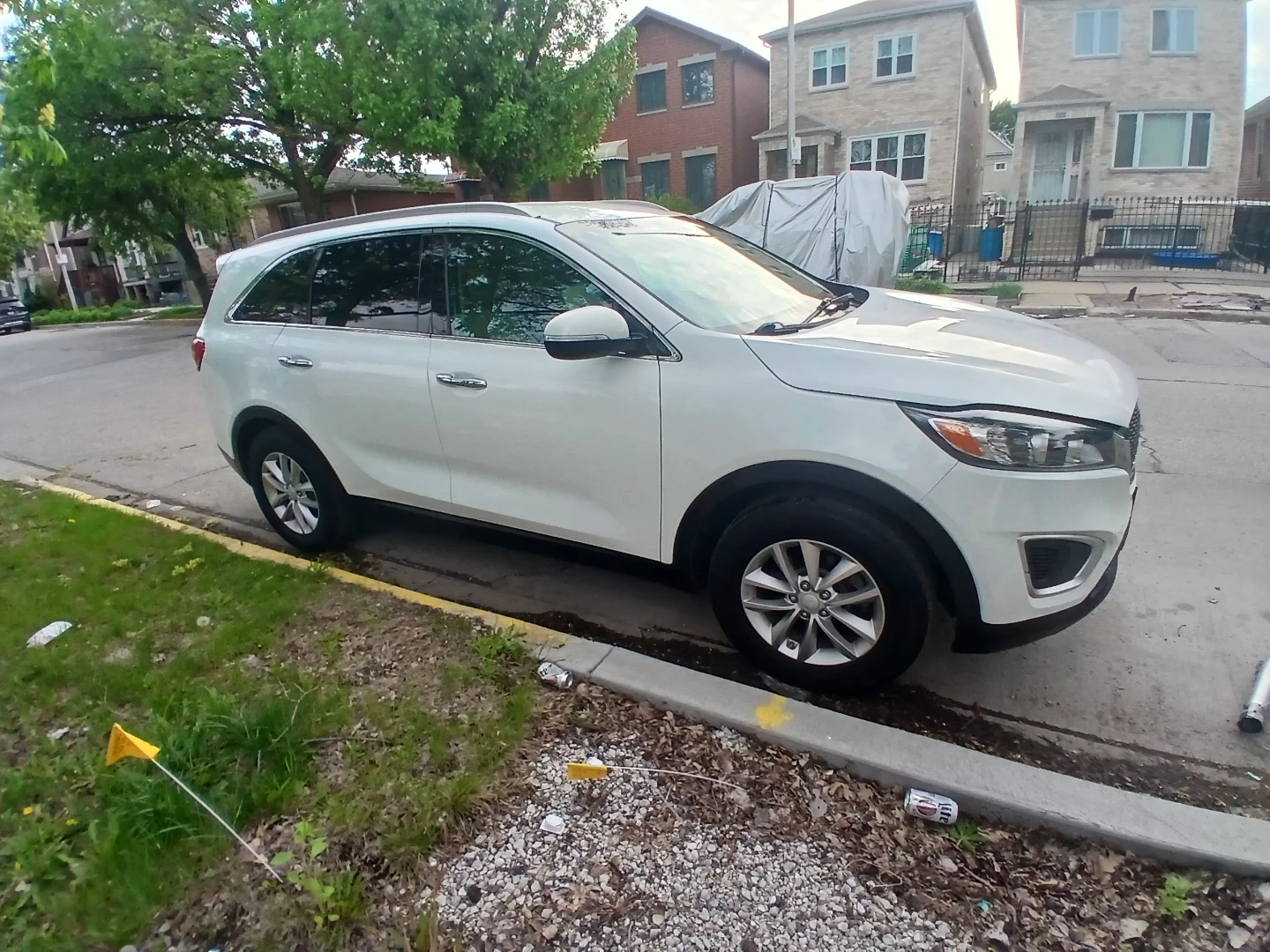 White Kia Sorento SUV - photo 4