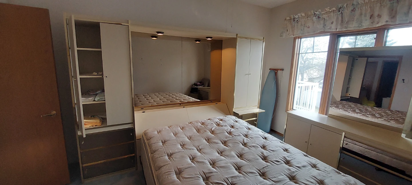 Queen bedroom set with dressers - photo 4