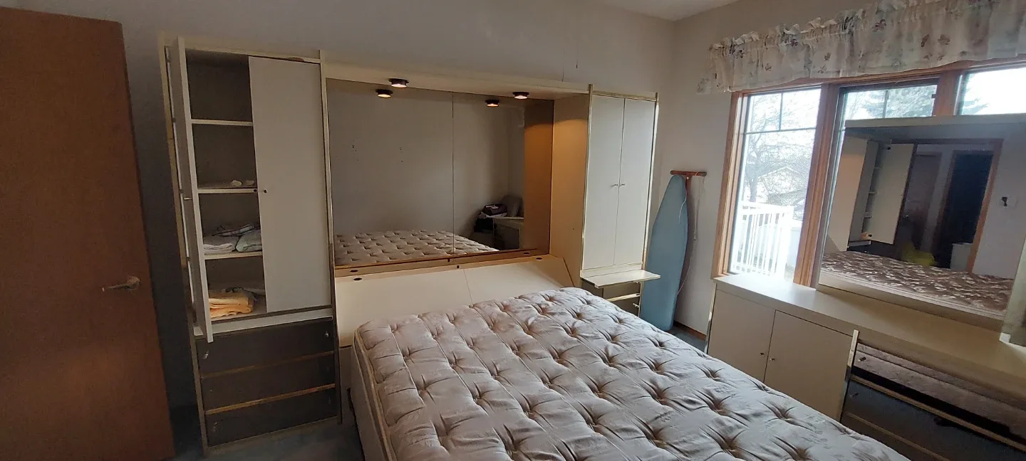 Queen bedroom set with dressers - photo 4