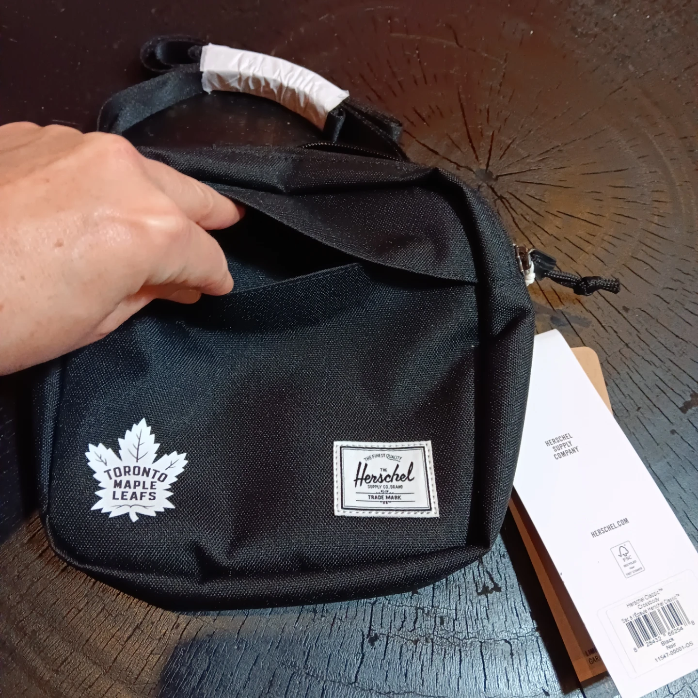 Herschel Classic Crossbody Bag Toronto Maple Leafs Edition - photo 4