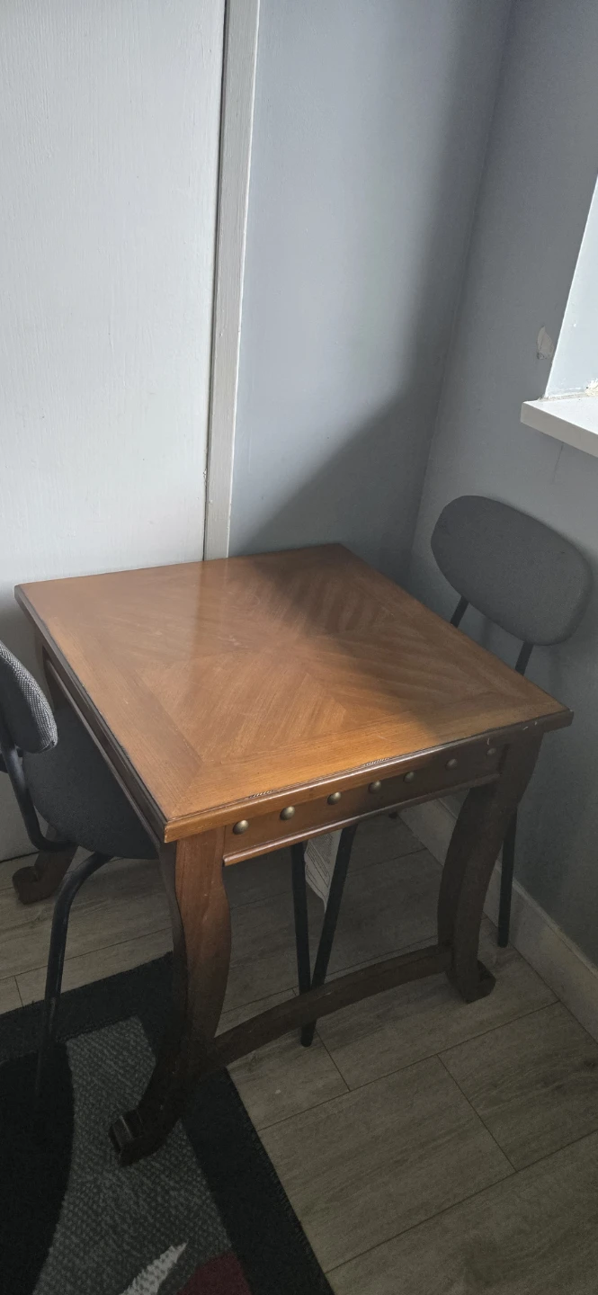 Study table  and two small chairs - photo 2
