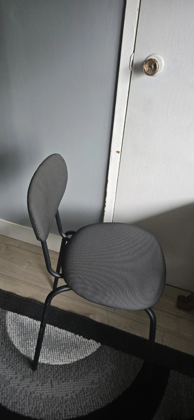 Study table  and two small chairs - photo 4