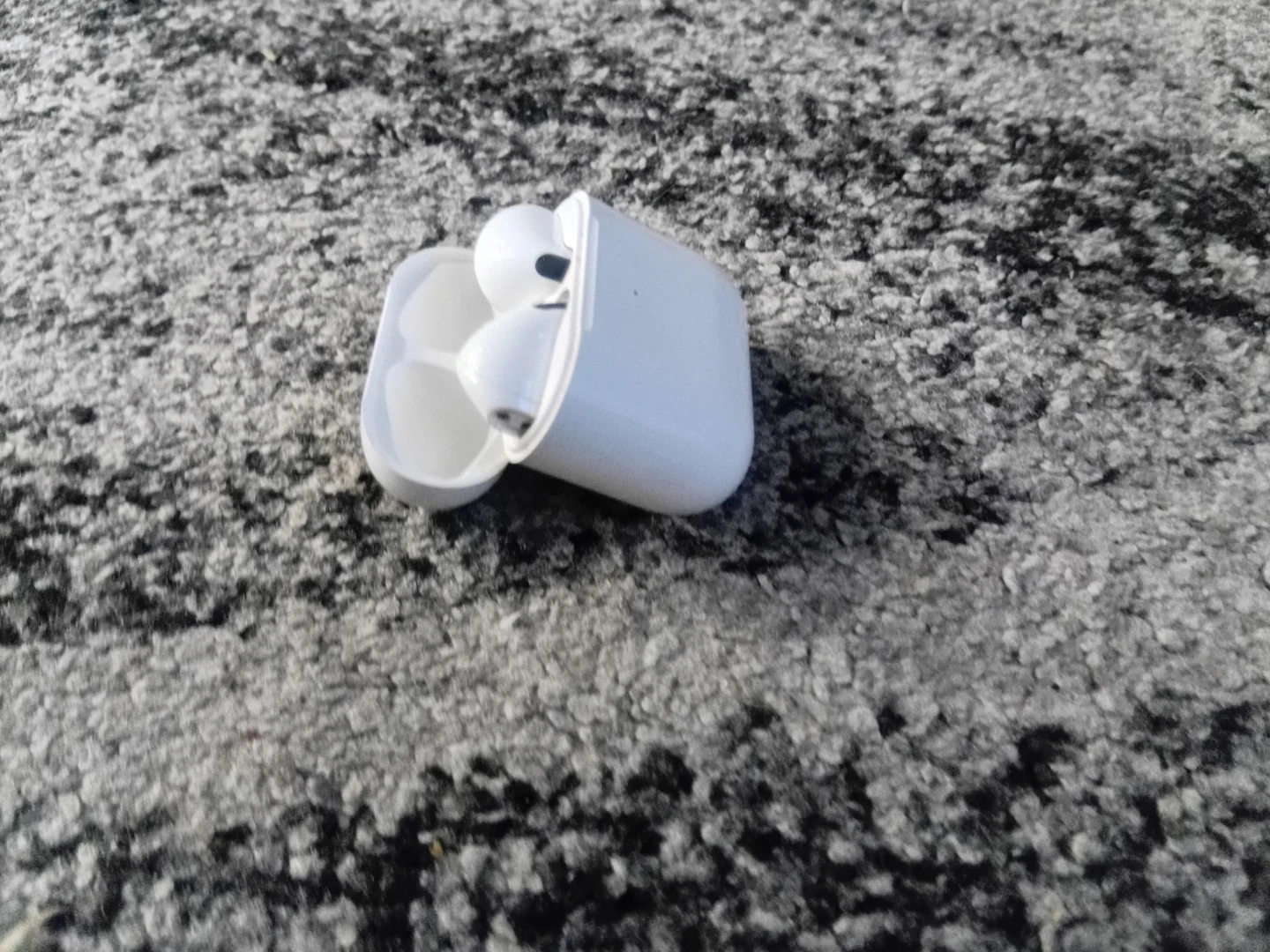 Apple AirPods (Used) – Good Condition 🎧 - photo 3