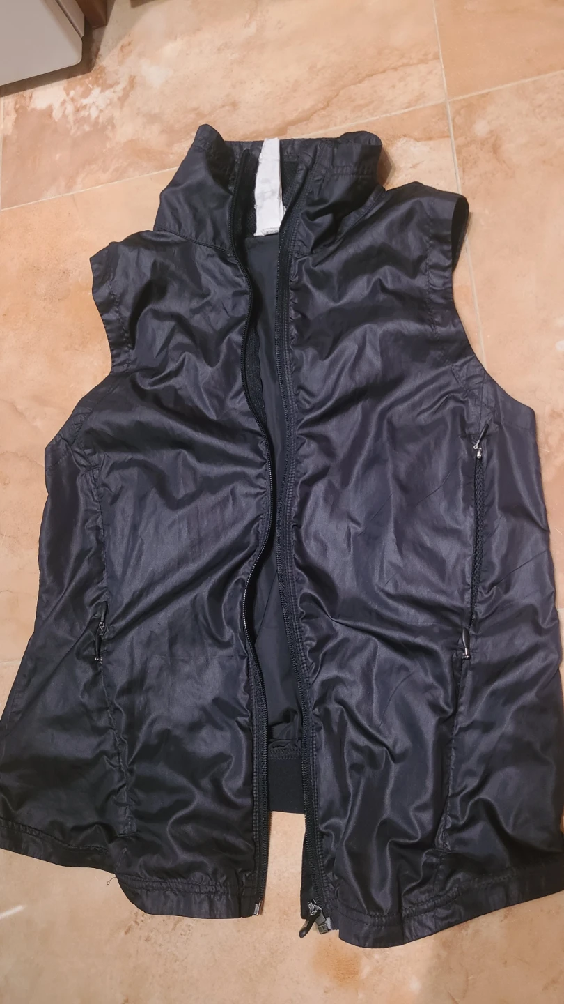 Black Athletic Vest zipper is a bit tight