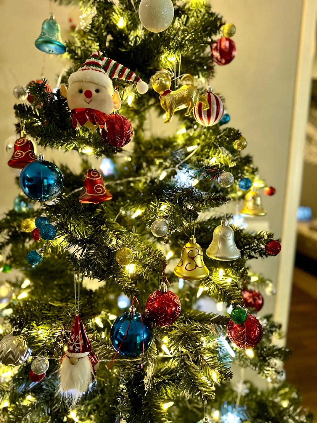 Pre-lit Artificial Christmas Tree with Ornaments and Star Topper