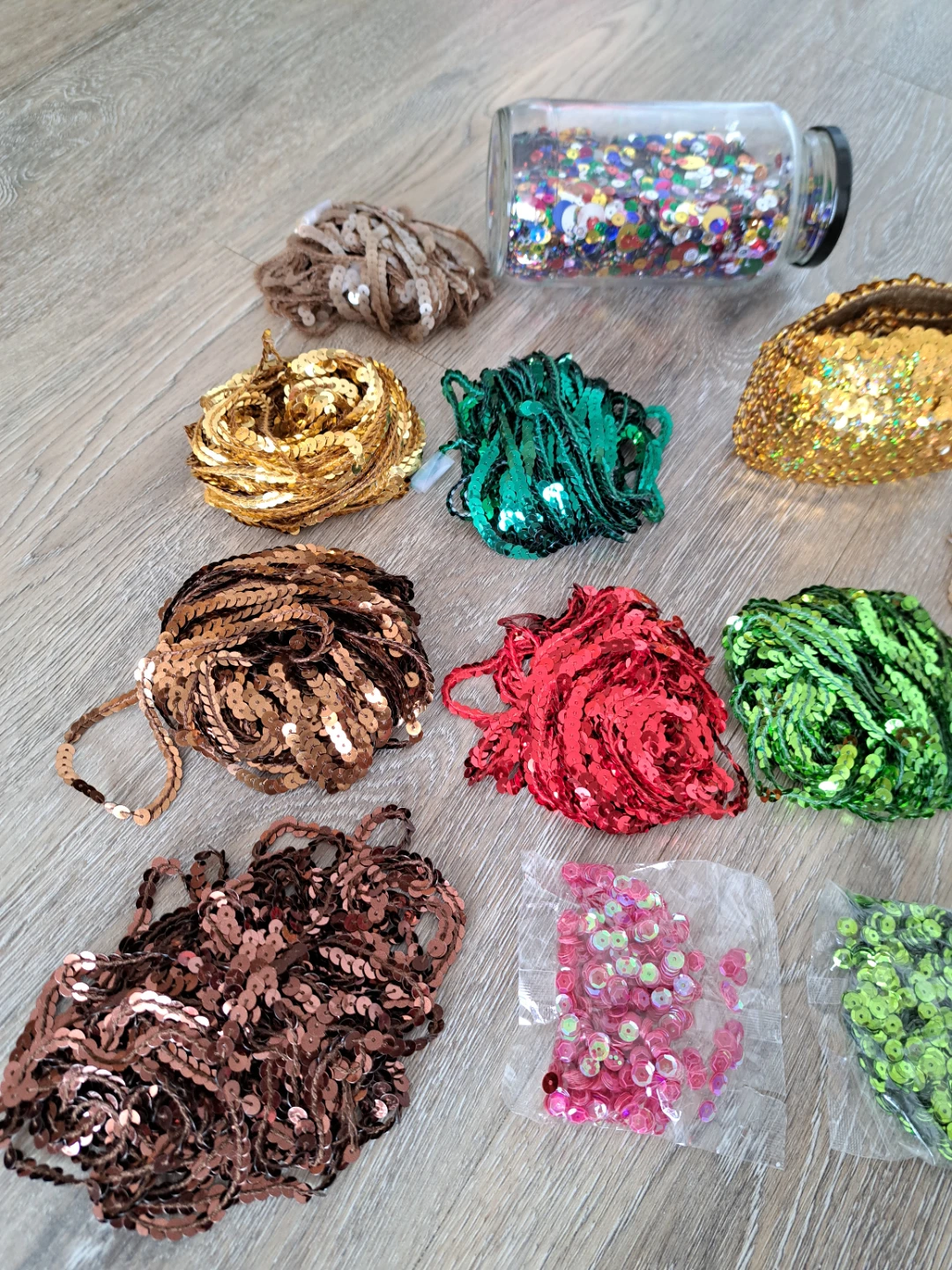 over 105 meters of high quality sequins in assorted colors. - photo 5