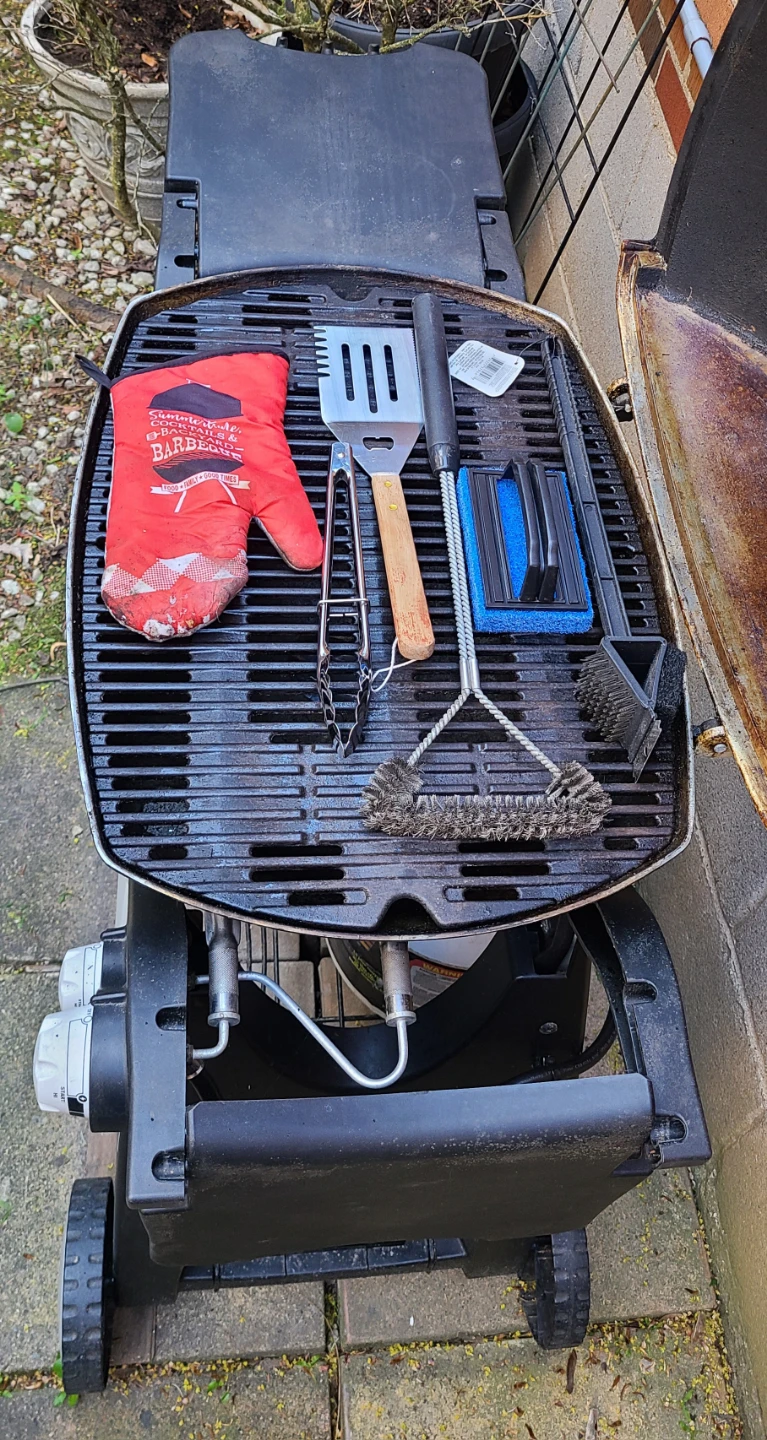 Weber Q-300 Propane BBQ Grill - Great Condition + Extras! - photo 5