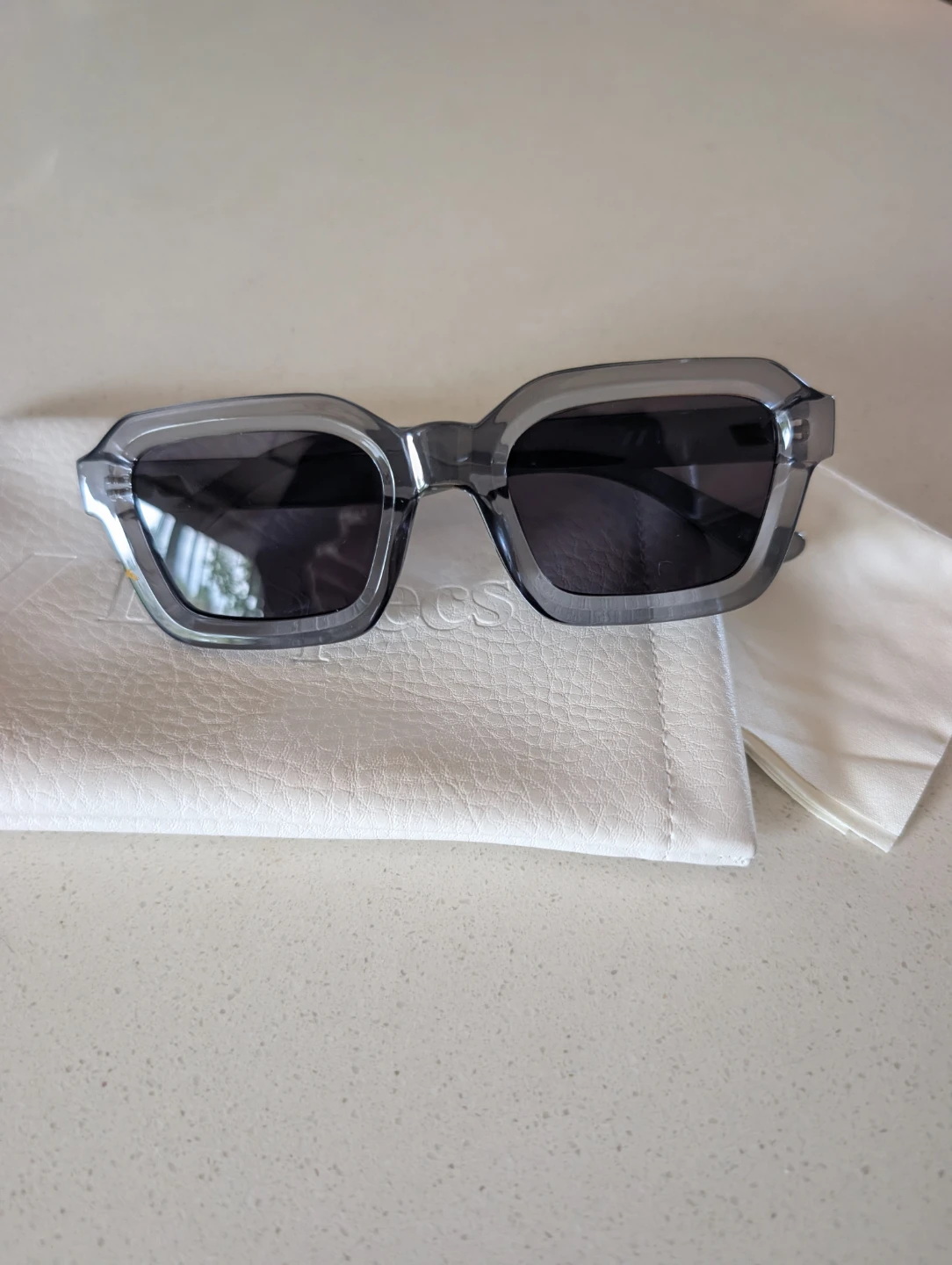 Le Specs Grey Sunglasses with Pouch - photo 3