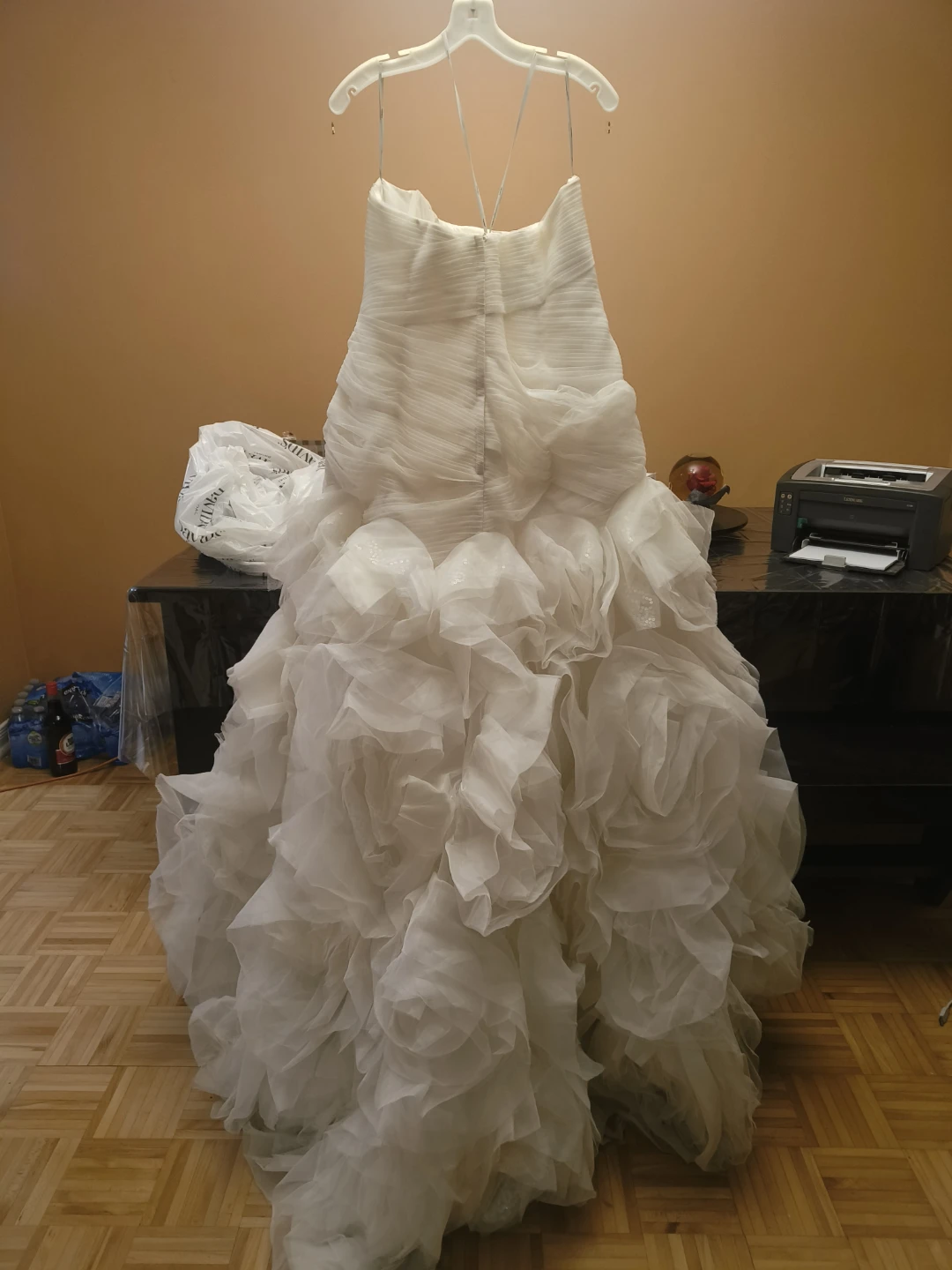 Vera Wang Wedding Dress - Must Go! - photo 4