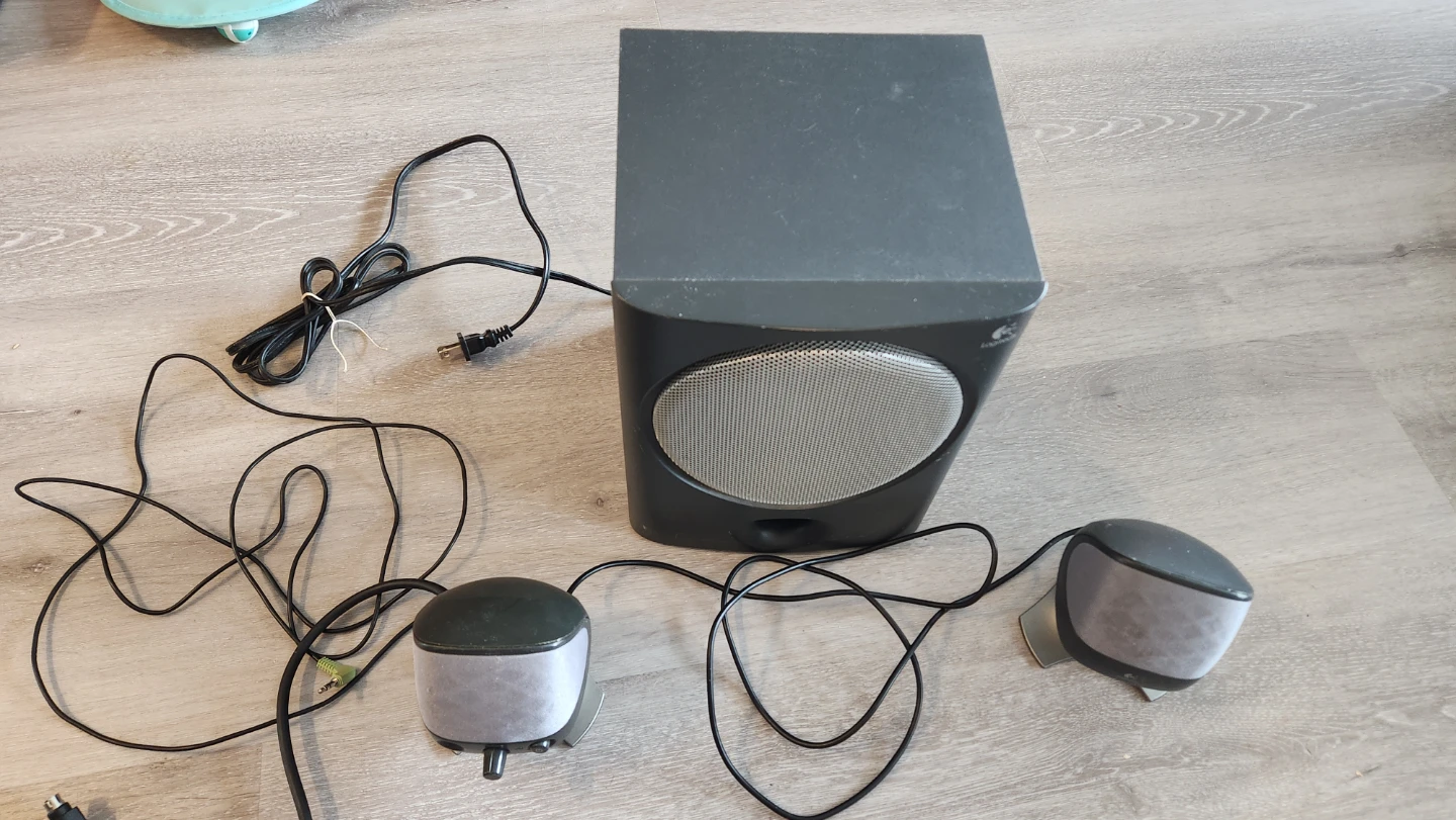 Logitech X-220 2.1 Speaker System