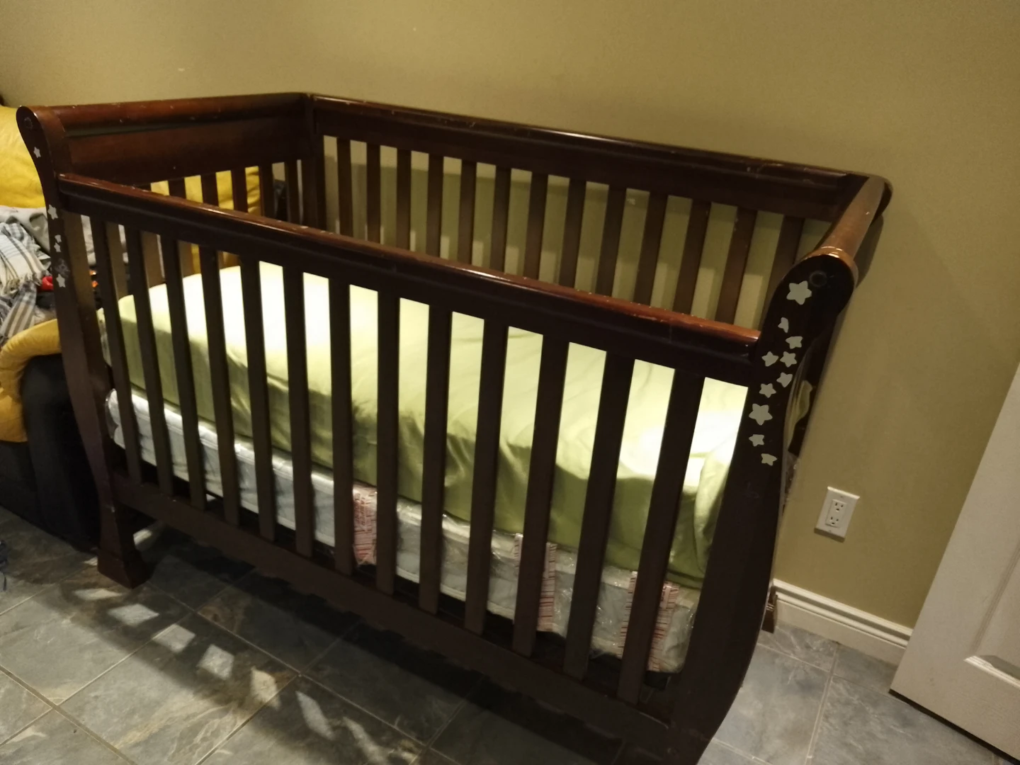 Wooden Baby Crib with Mattress
