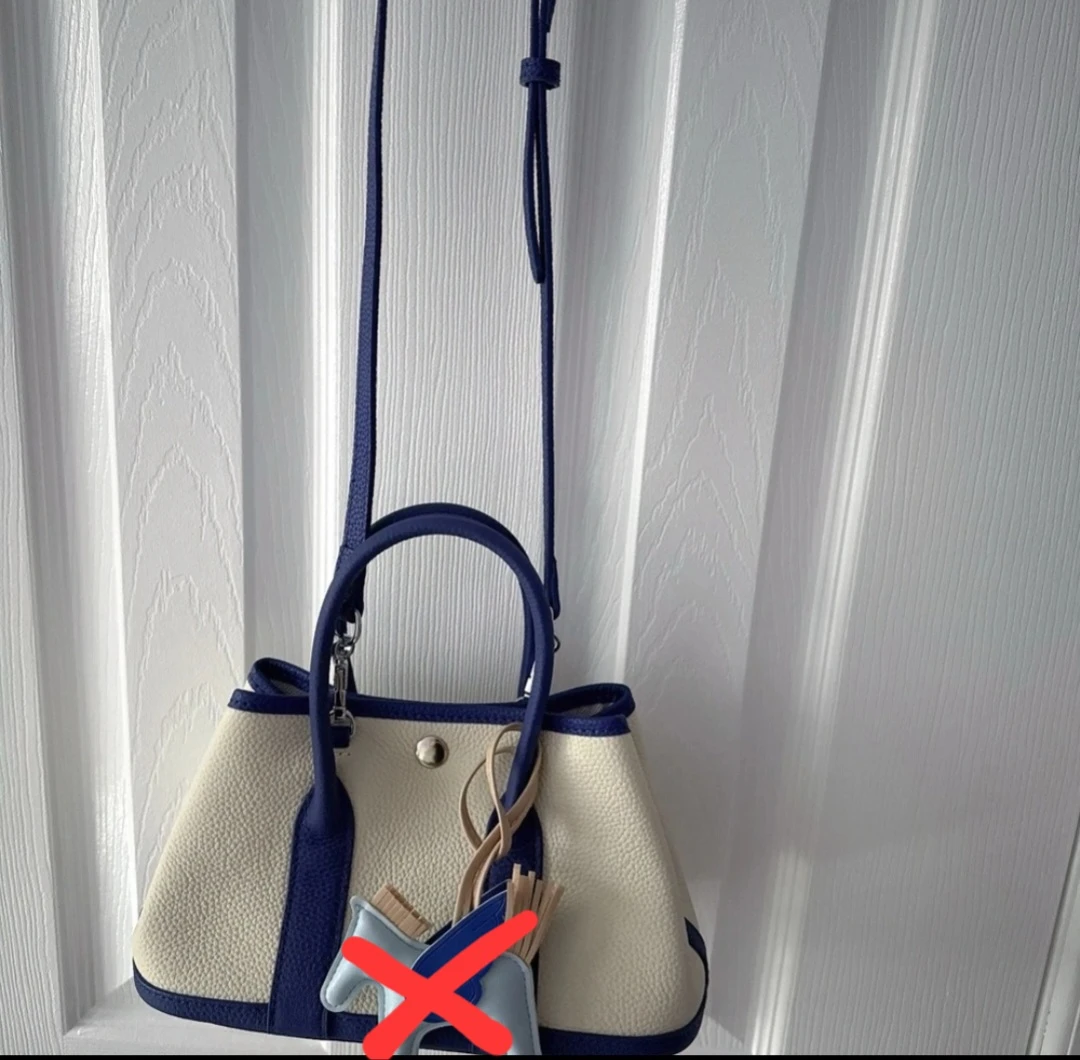 🔥🔥🔥 Cream and Blue Hand/Crossbody bag in Authentic Togo Leather - photo 3