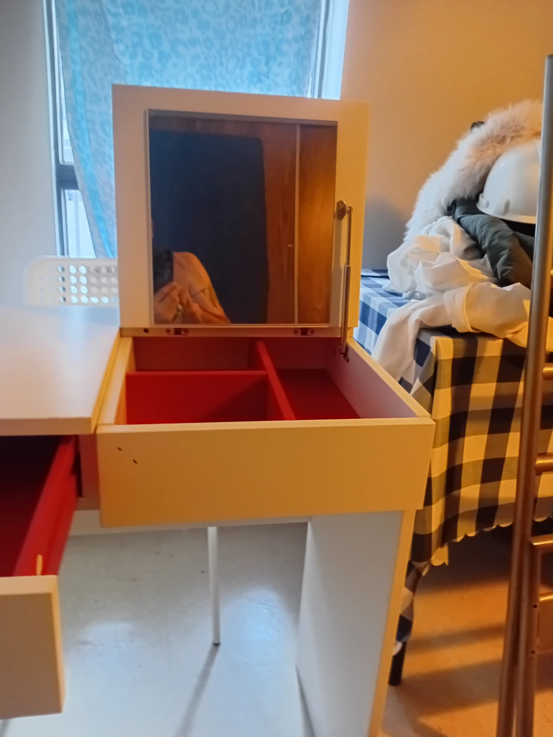 White Dressing Table with Mirror and Red Lined Drawers - photo 2