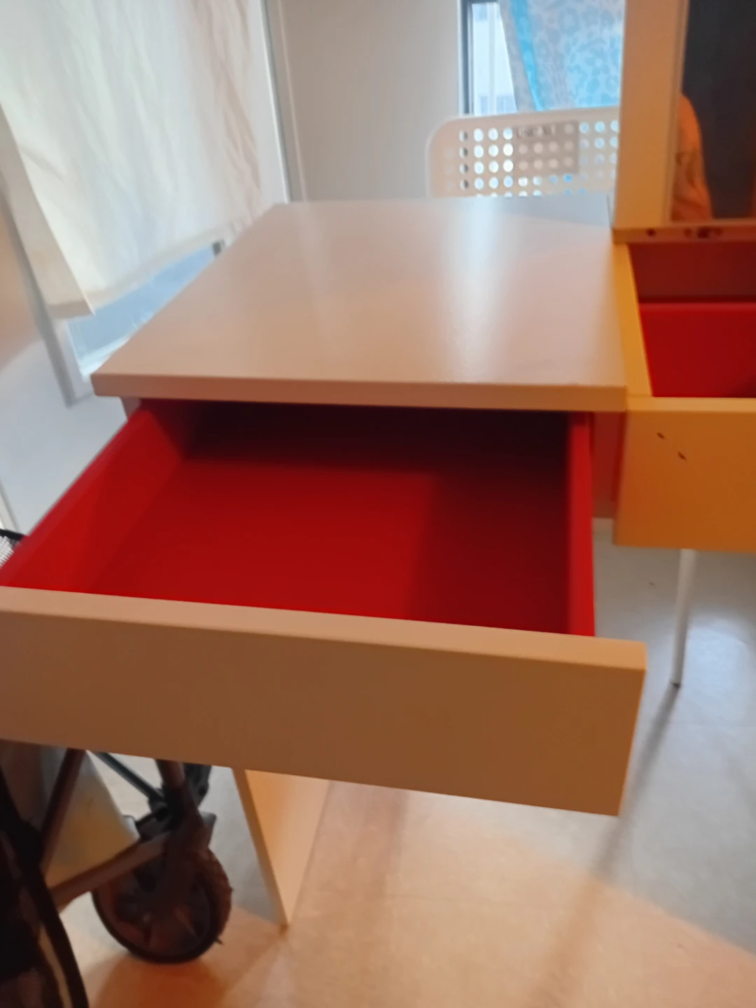 White Dressing Table with Mirror and Red Lined Drawers - photo 3