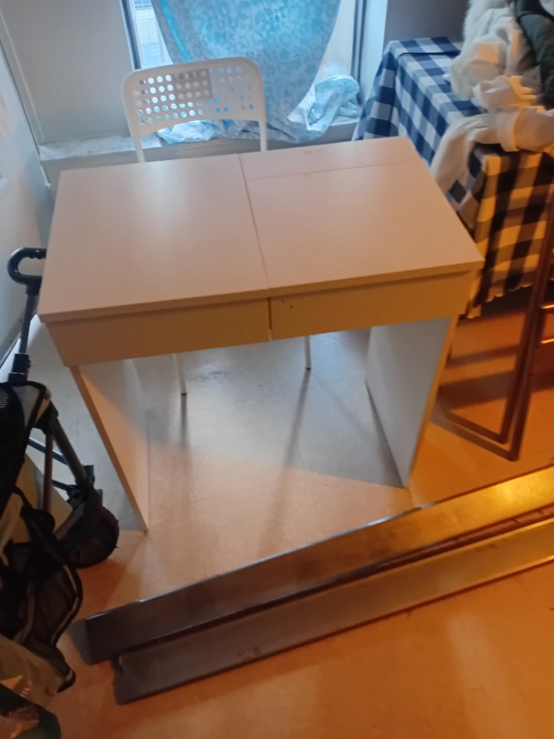 White Dressing Table with Mirror and Red Lined Drawers - photo 4