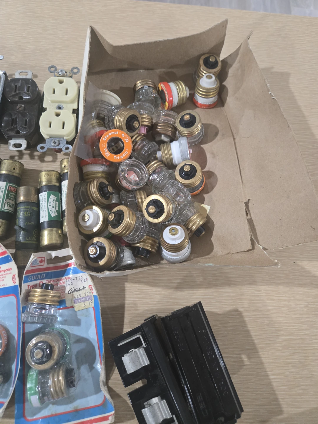 Assorted Electrical Fuses and Outlets - photo 3