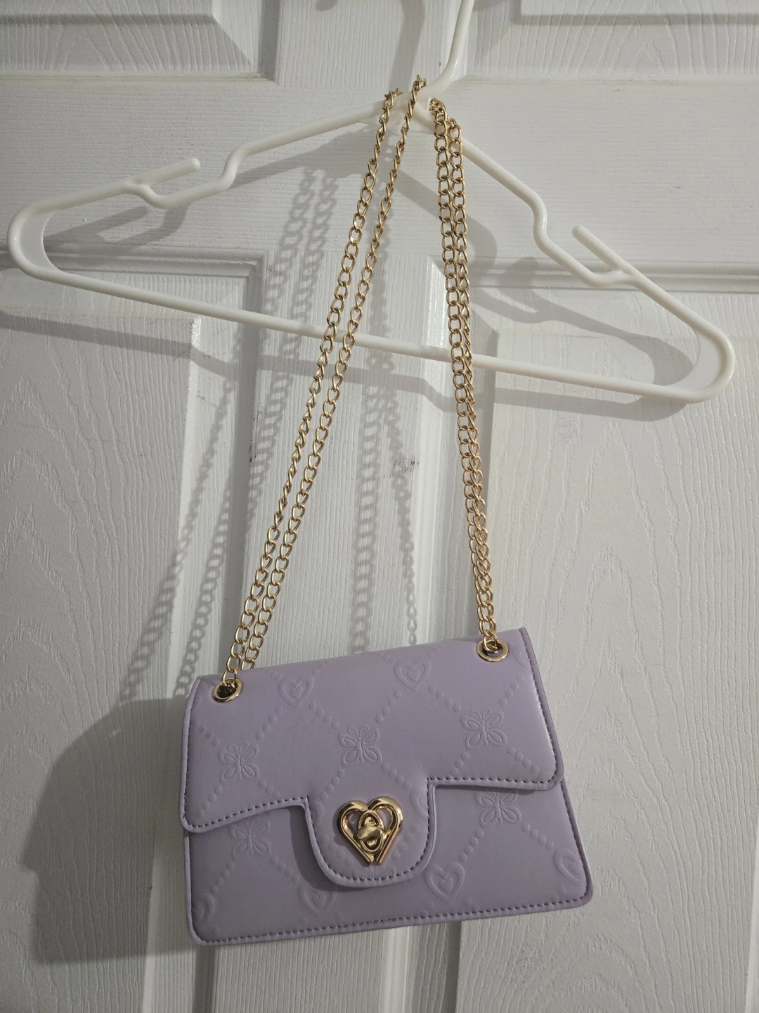 Lavender shoulder bag with gold chain and heart clasp