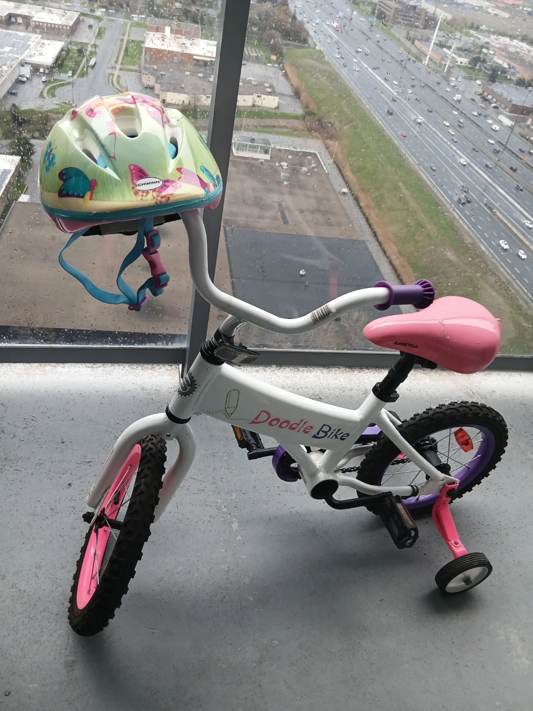 Schwinn Doodle Bike with Helmet - Pink - photo 3