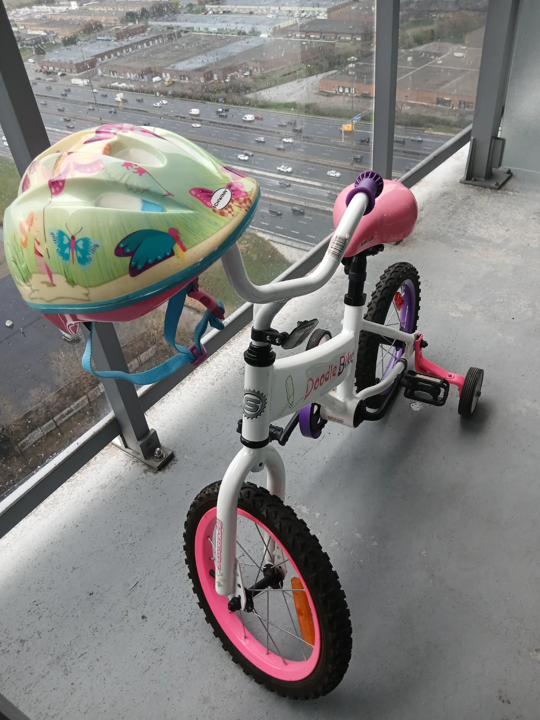 Schwinn Doodle Bike with Helmet - Pink - photo 4