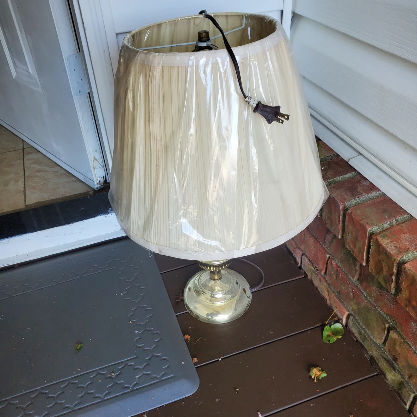 Table Lamp with Beige Shade - photo 2