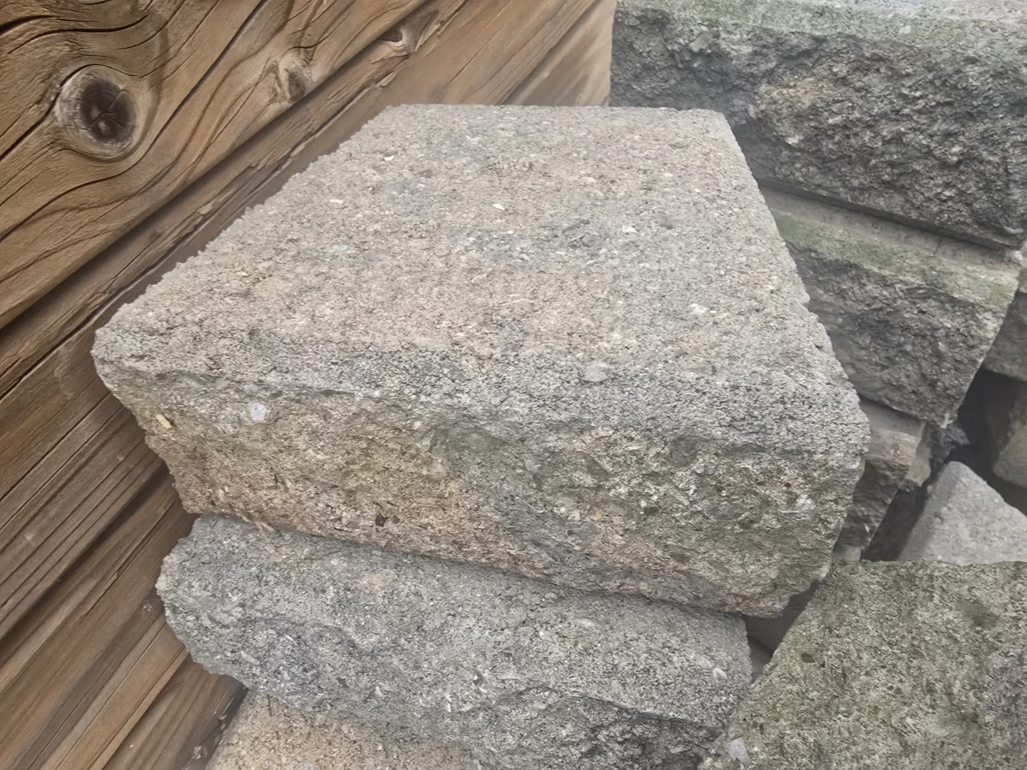 Concrete retaining wall blocks