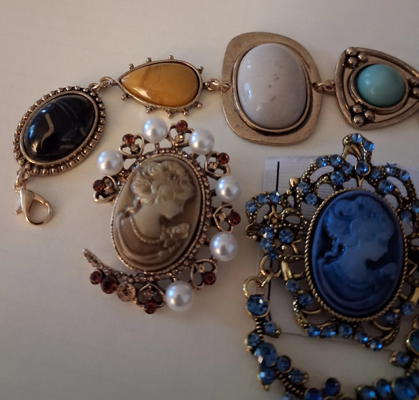 Cameo Brooch and Gemstone Bracelet Set - photo 2