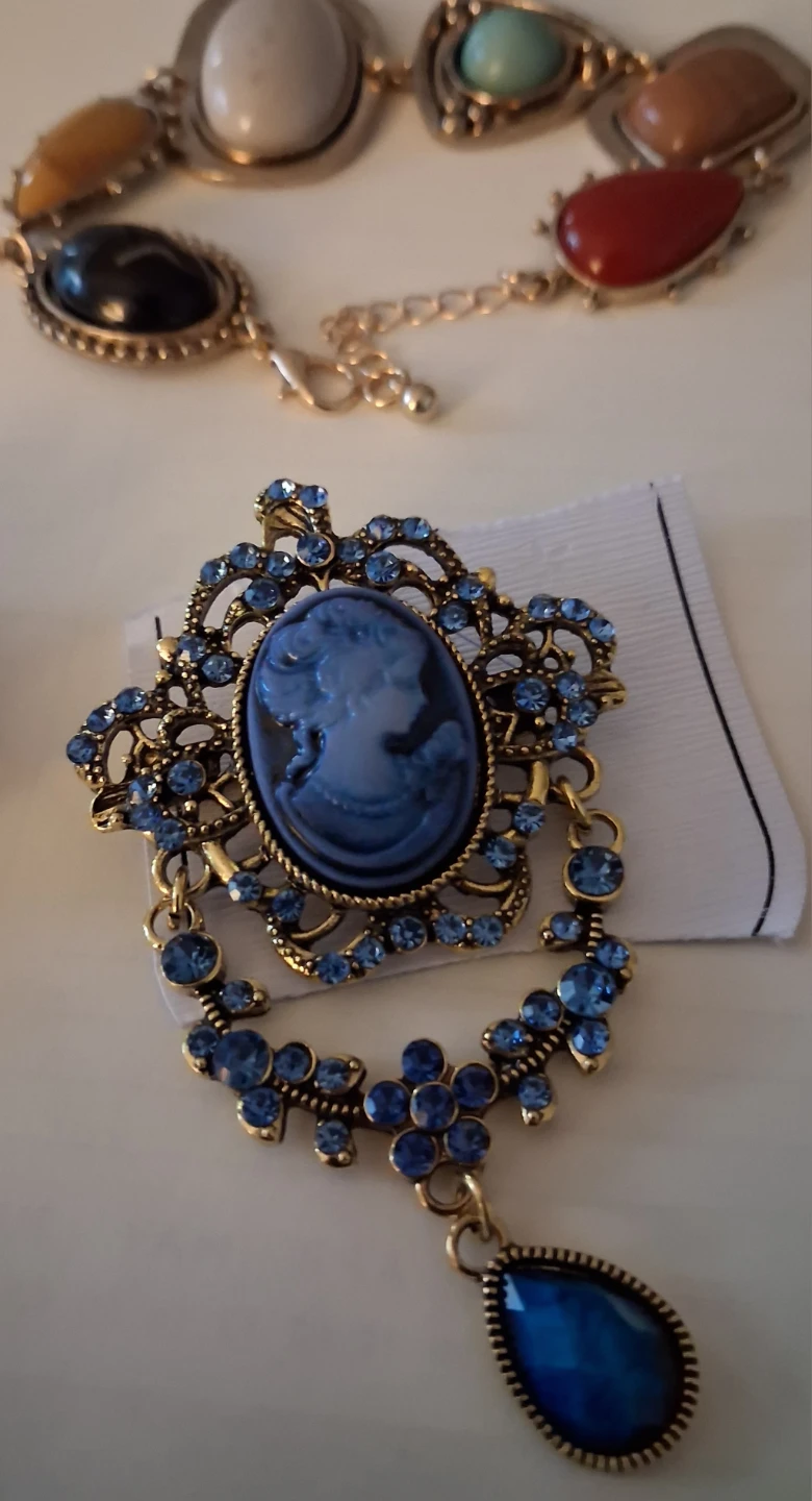 Cameo Brooch and Gemstone Bracelet Set - photo 3