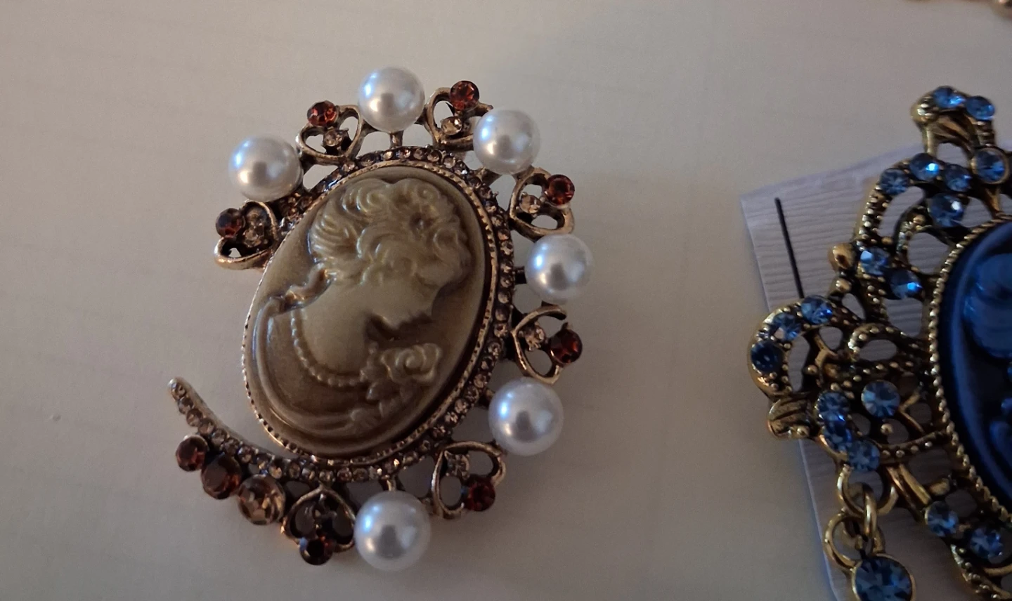 Cameo Brooch and Gemstone Bracelet Set - photo 4
