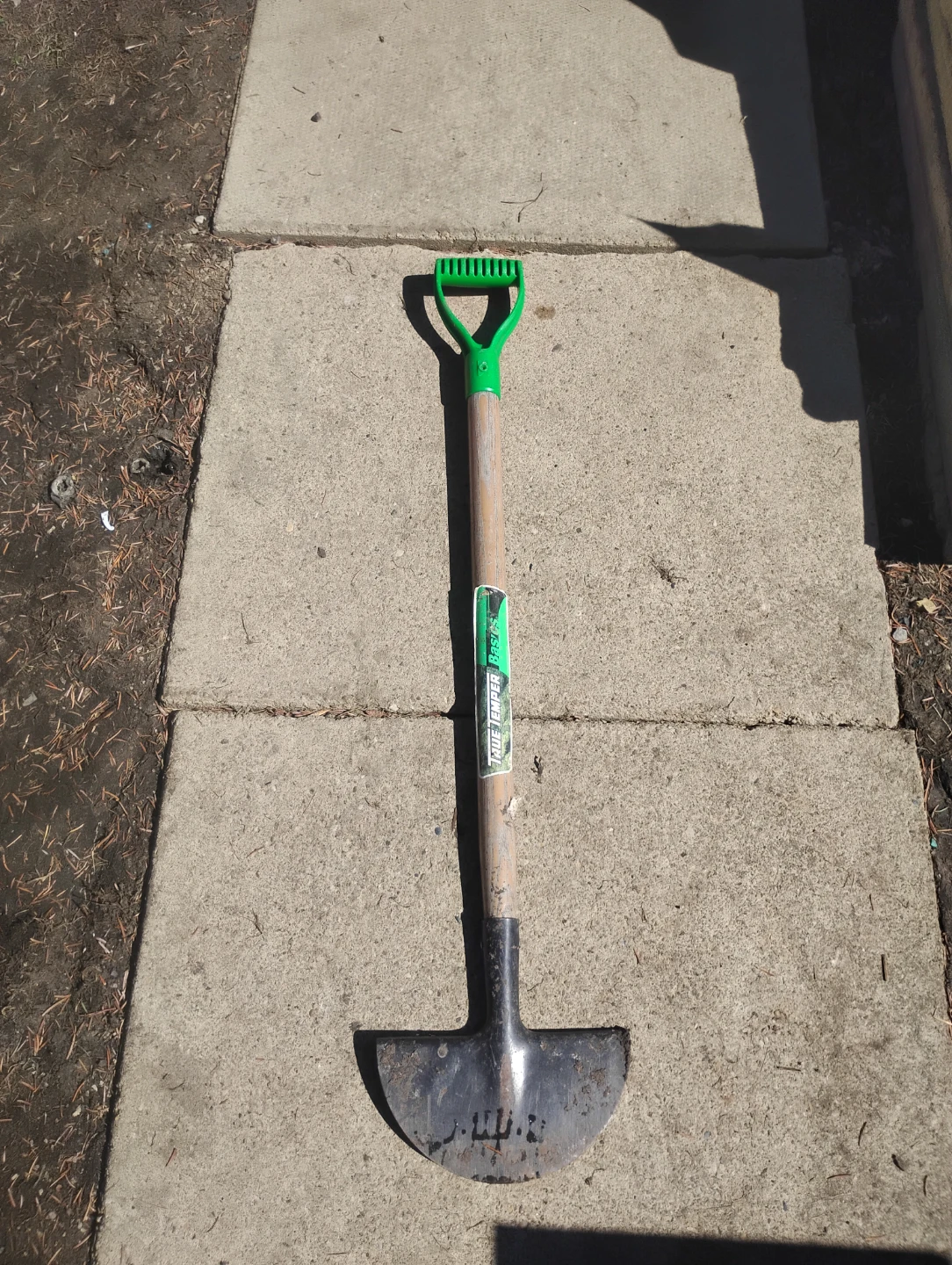 True Temper D-Handle Round Point Shovel