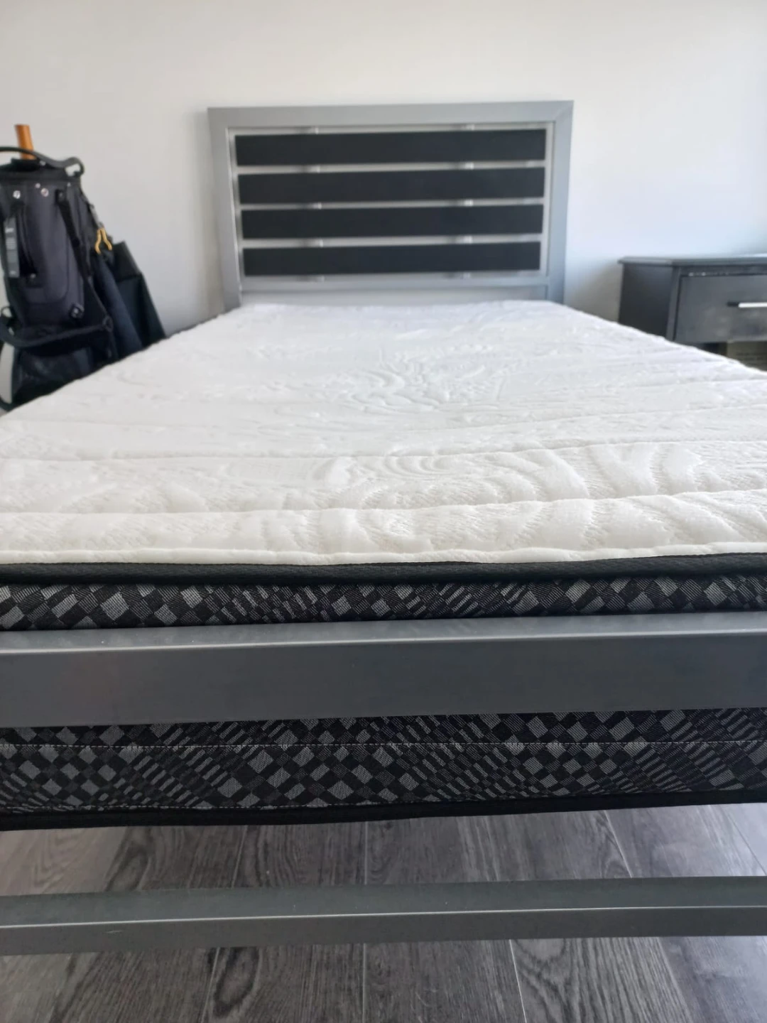 For Sale: Modern Twin Bed Set - Frame+Mattres - photo 2