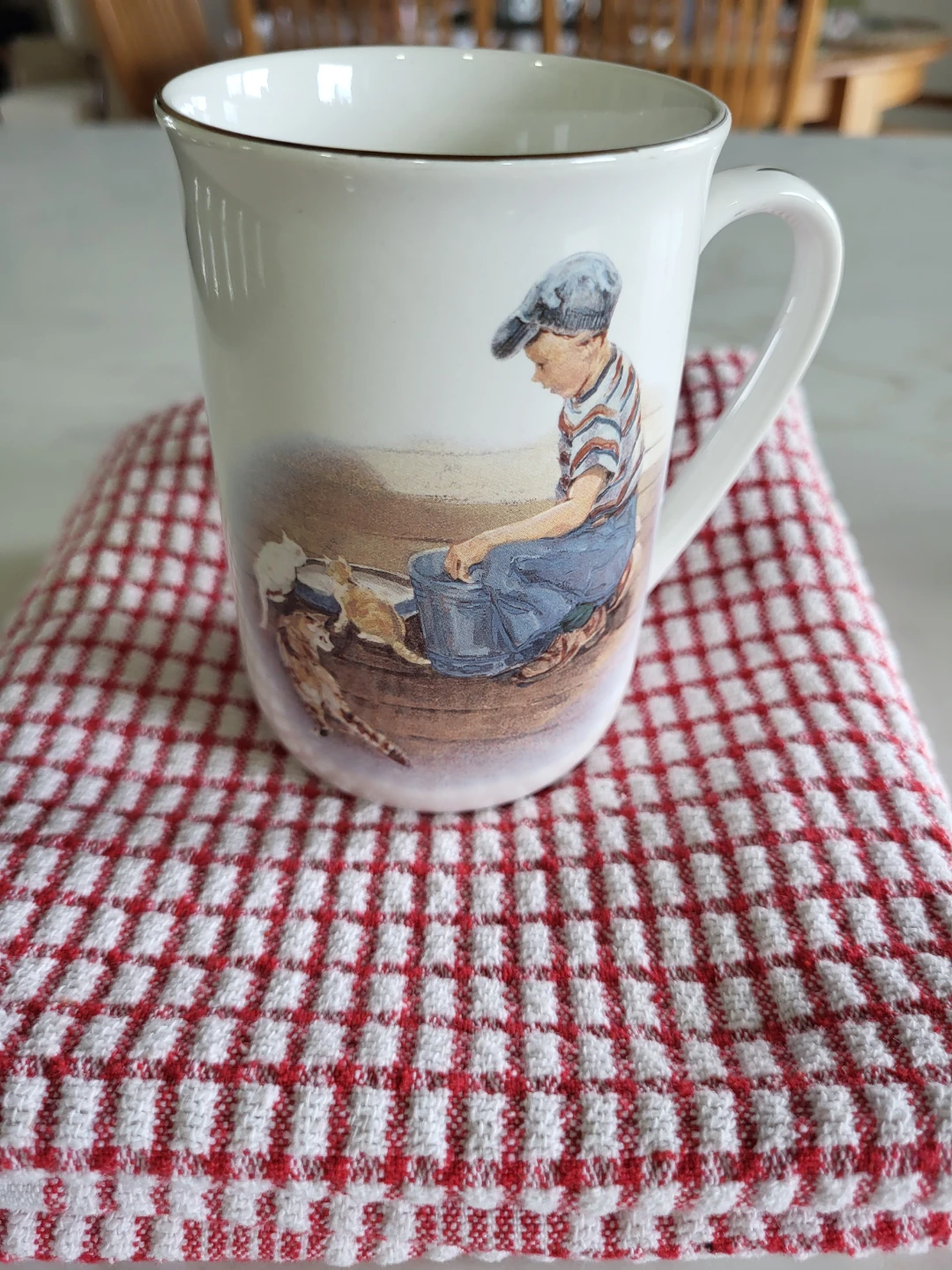 White Ceramic Mug with Vintage Artwork - photo 5