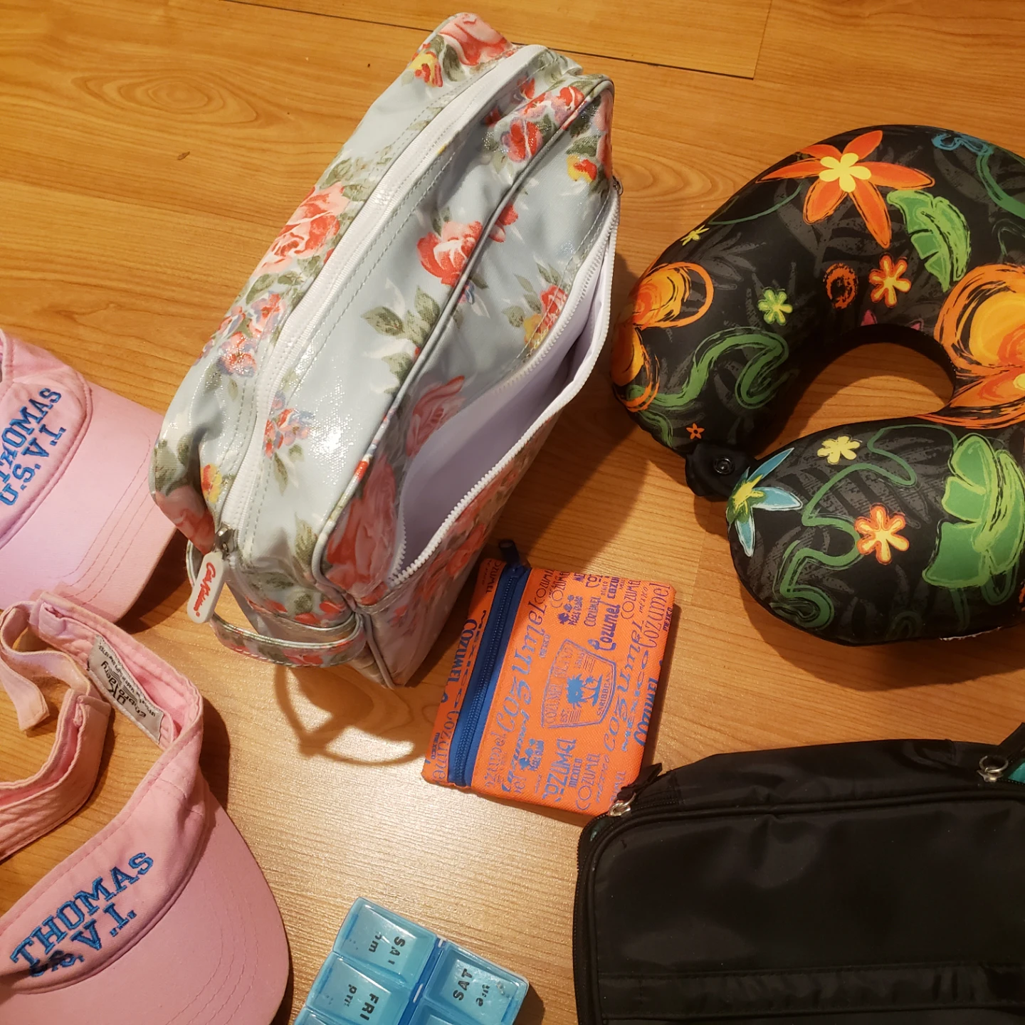 Assorted Travel Accessories Bundle - photo 2