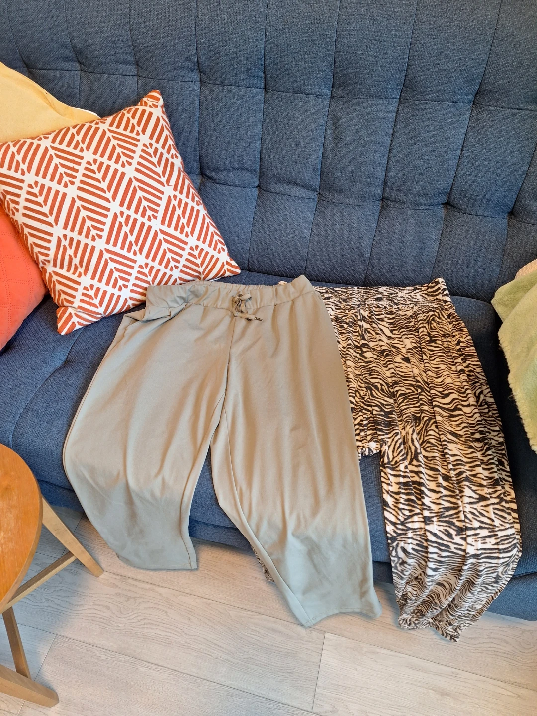 Sz Medium set of pants - please read description