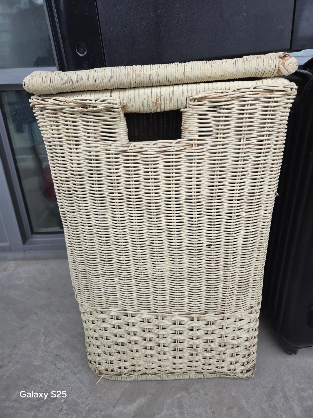 Wicker Laundry Basket with Lid - photo 2