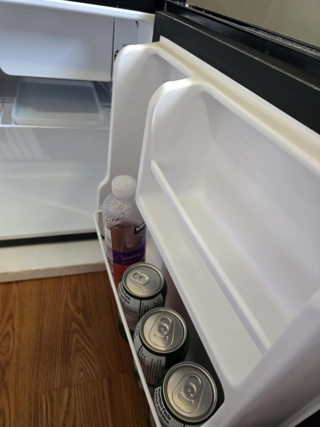 Midea Mini Fridge - photo 3