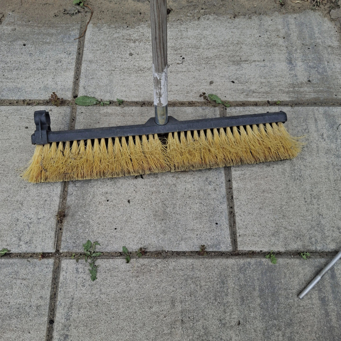 Outdoor Broom with Wooden Handle *minor wear* - photo 2