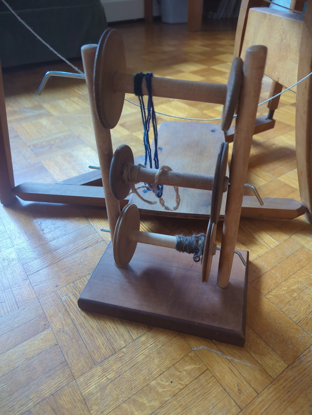 Wooden Spinning Wheel - photo 2